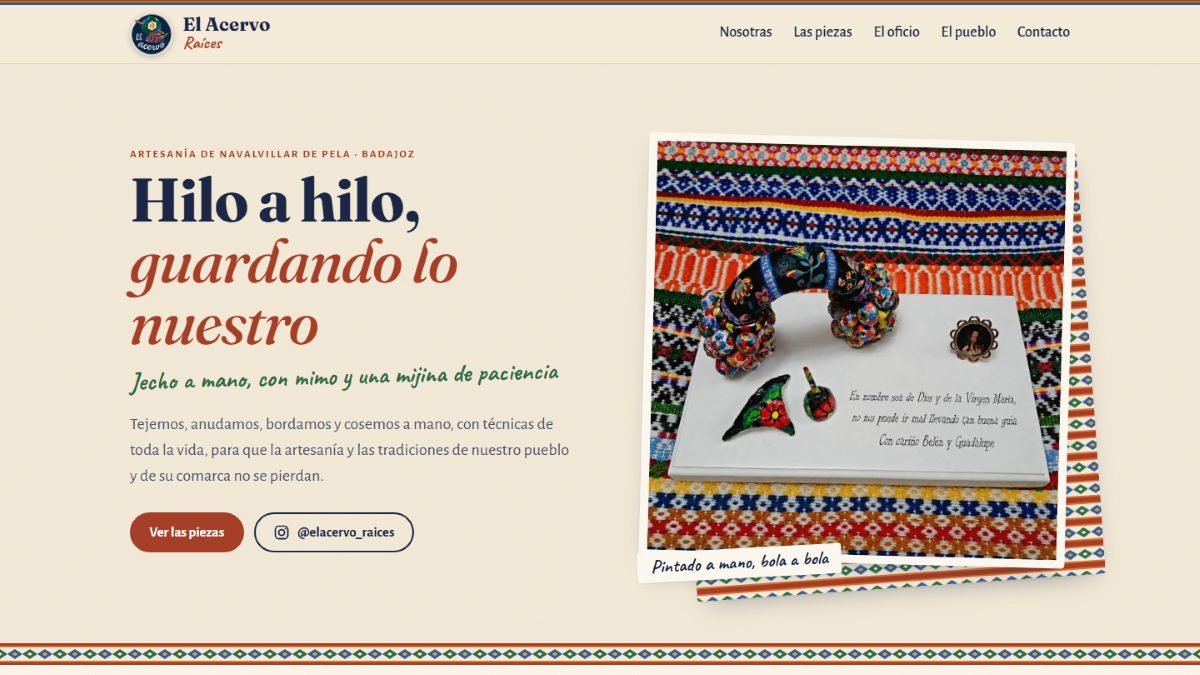 Portada de la web de El Acervo Raíces: titular «Hilo a hilo, guardando lo nuestro» junto a una pieza artesanal pintada a mano sobre una manta tejida de colores.