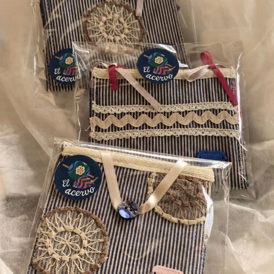 Bolsitas de tela de rayas finas con puntilla ondulada, medallones de encaje y asas de cinta.